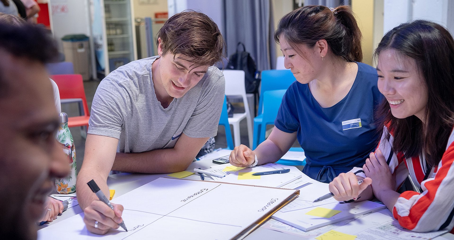 International Students are an important part of TUM (Image: Astrid Eckert / TUM) International Students working together on a project, illustration of internationali spirit on campus