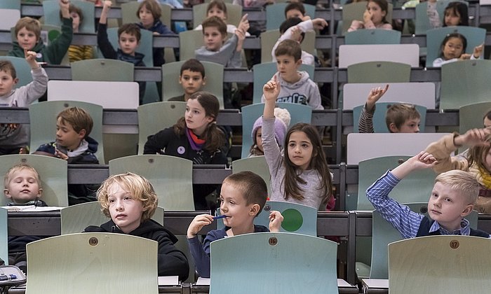 Kinder im Hörsaal bei einer KinderUni-Vorlesung der TUM am Campus Garching-Forschungszentrum