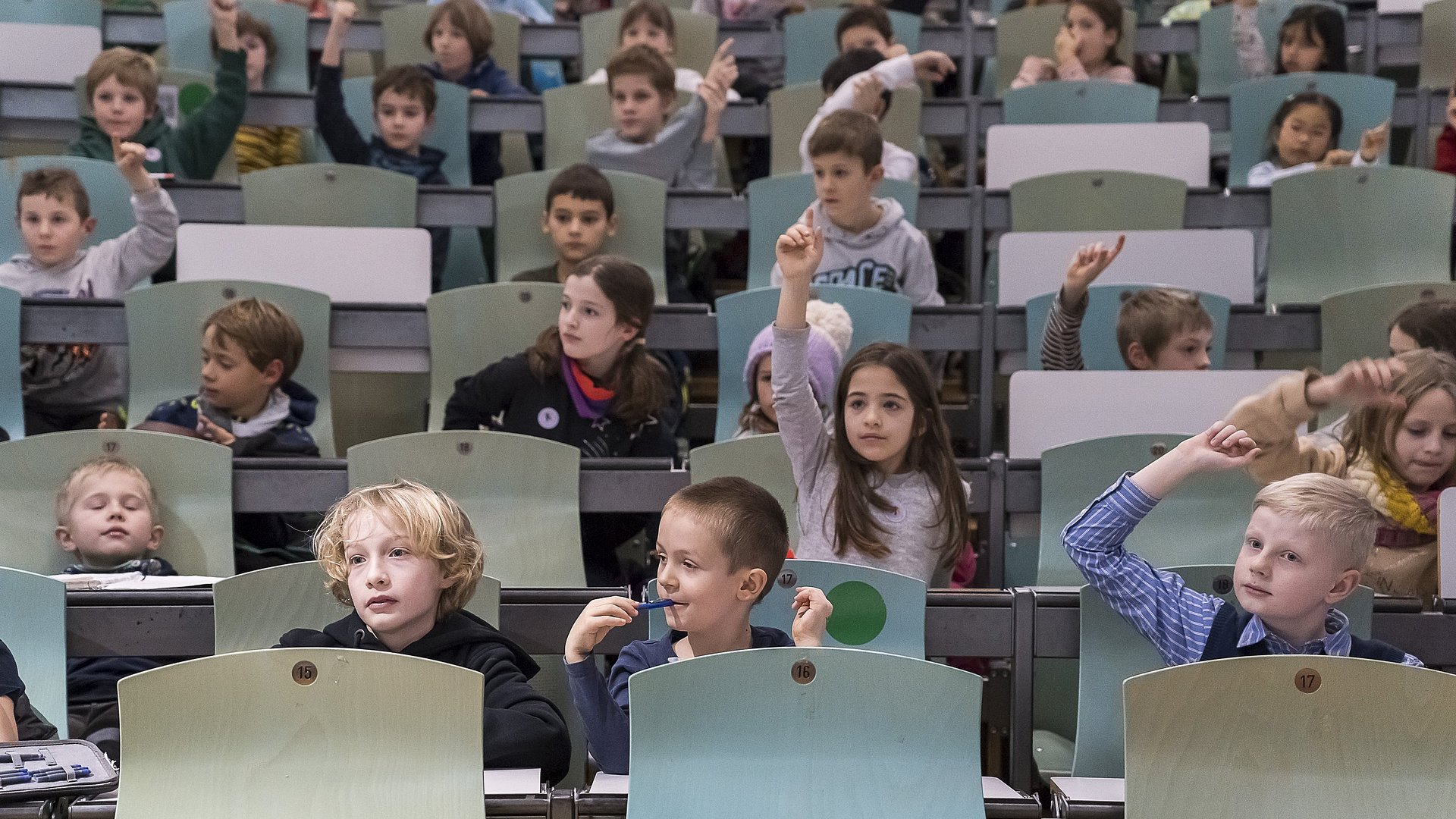 Kinder im Hörsaal bei einer KinderUni-Vorlesung der TUM am Campus Garching-Forschungszentrum