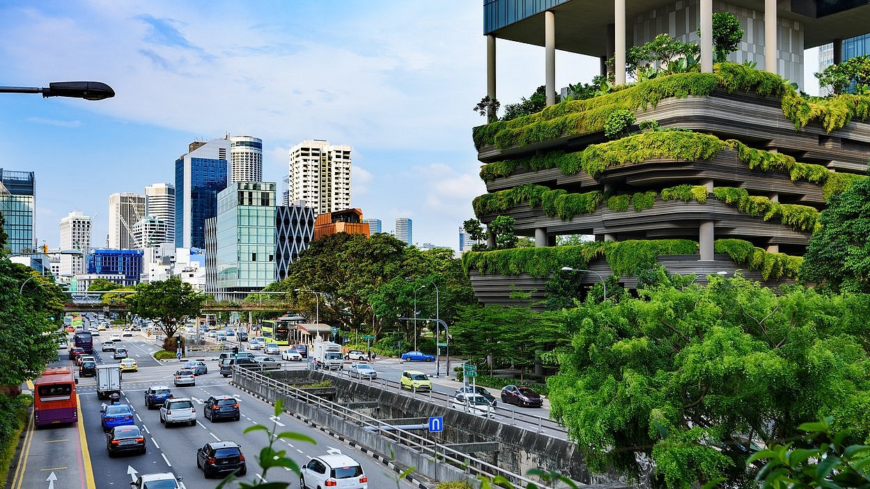 Straßenansicht in Singapur mit Autos und Gebäuden.