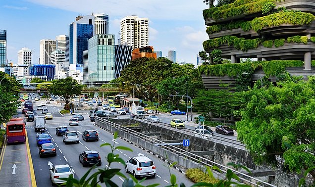 Straßenansicht in Singapur mit Autos und Gebäuden.