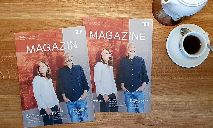 Die englische und deutsche Version des TUM Magazins auf einem Tisch.