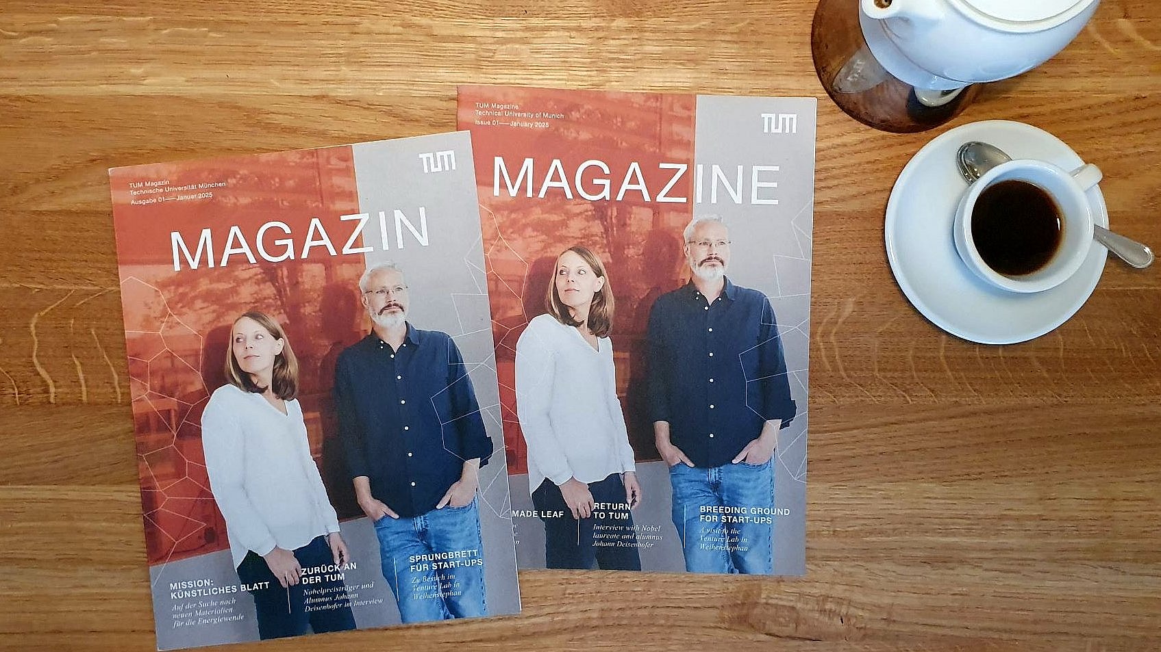 Die englische und deutsche Version des TUM Magazins auf einem Tisch.