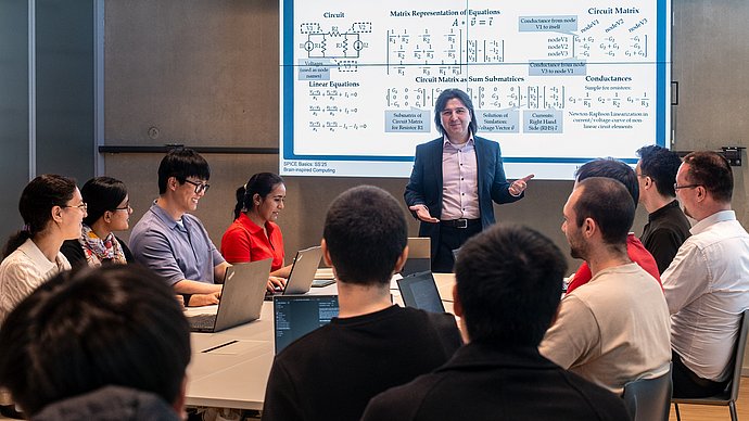 TUM prepares its students optimally for working in the digital economy. A professor with students in a lesson.