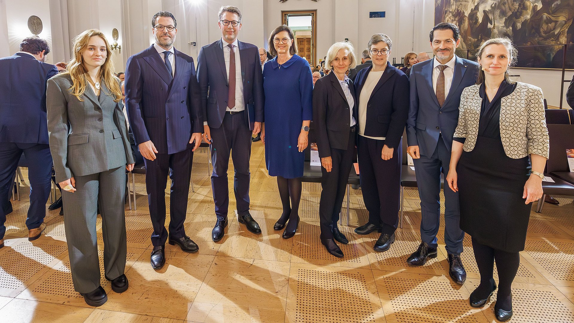 Festakt „75 Jahre Hochschule für Politik München“ am 06. Oktober 2025 im Bayerischen Landtag
Marie Zinkl, Studierende B. Sc. Politikwissenschaft und Fachschaftsvertreterin
Prof. Dr. Urs Gasser, Rektor der Hochschule für Politik München an der Te Landtagspräsidentin Ilse Aigner beim Festakt zu 75 Jahren HfP mit Verterinnen und Vertretern von TUM und HfP und Gästen..