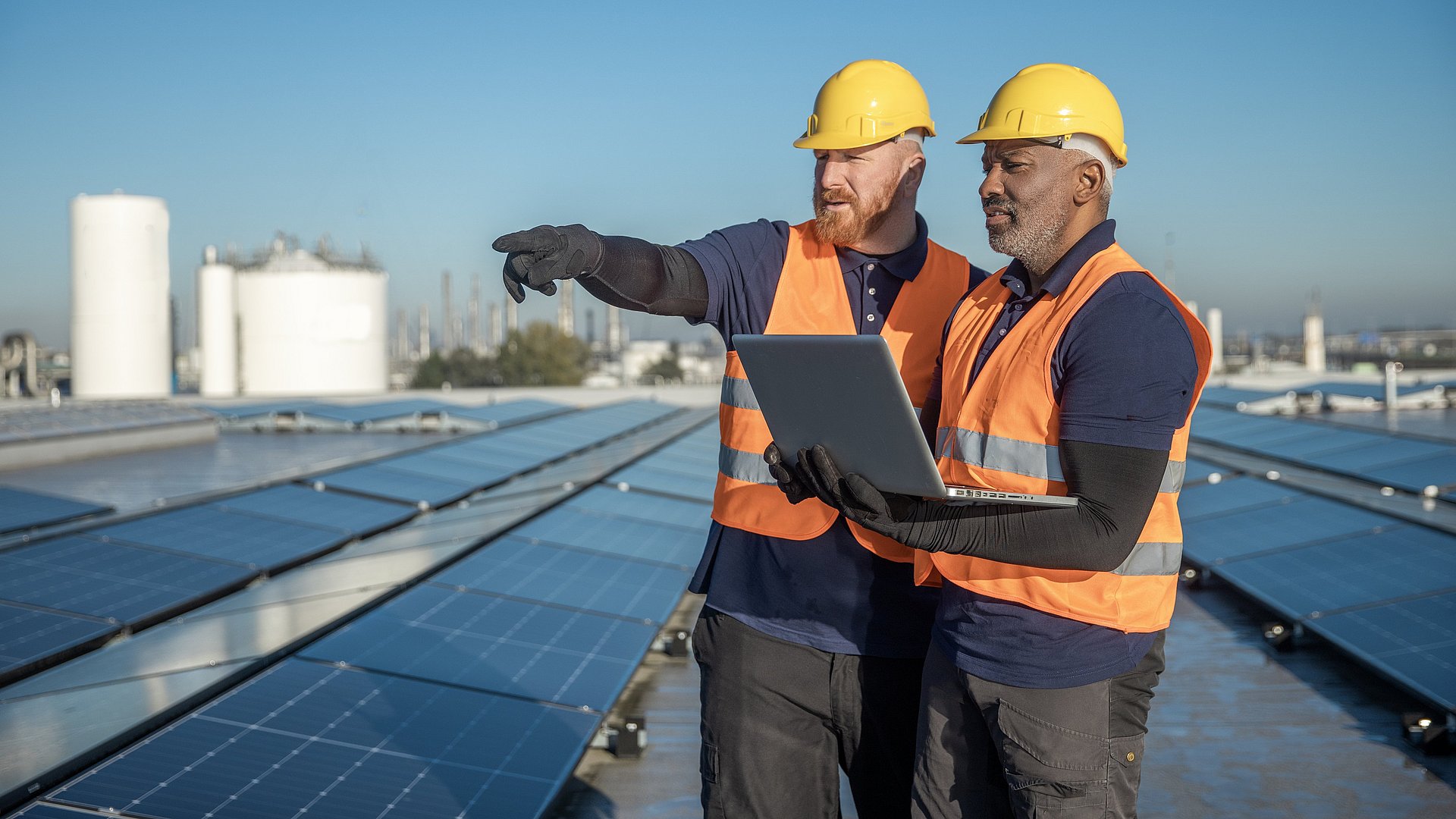 Europe has high hopes for African hydrogen production. Two engineers inspect a photovoltaic system.