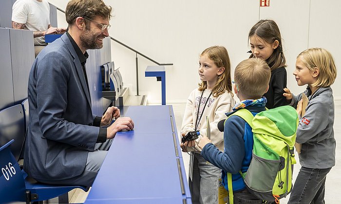 Children interviewing Prof. Karsten Köhler at the KinderUni