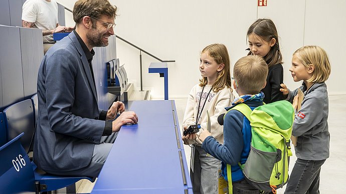 Children interviewing Prof. Karsten Köhler at the KinderUni