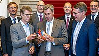 Bayerns Ministerpräsident Dr. Markus Söder (m.) und Wissenschaftsminister Markus Blume (r.) mit Prof. Peter Ewert, dem Ärztlichen Direktor des Deutschen Herzzentrums München.