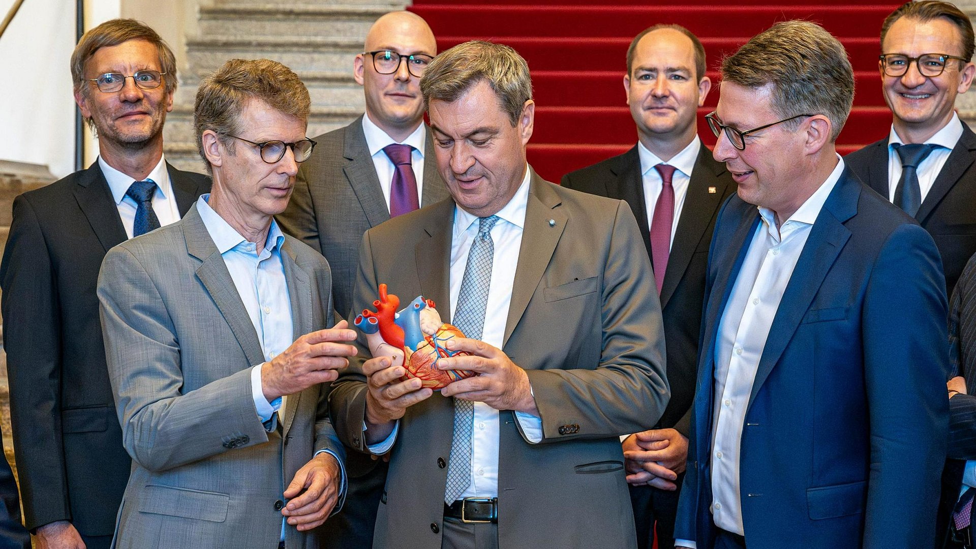 Bavaria's Minister President Dr. Markus Söder (center) and Minister of Science Markus Blume (right) with Prof. Peter Ewert, Medical Director of the German Heart Center Munich. 