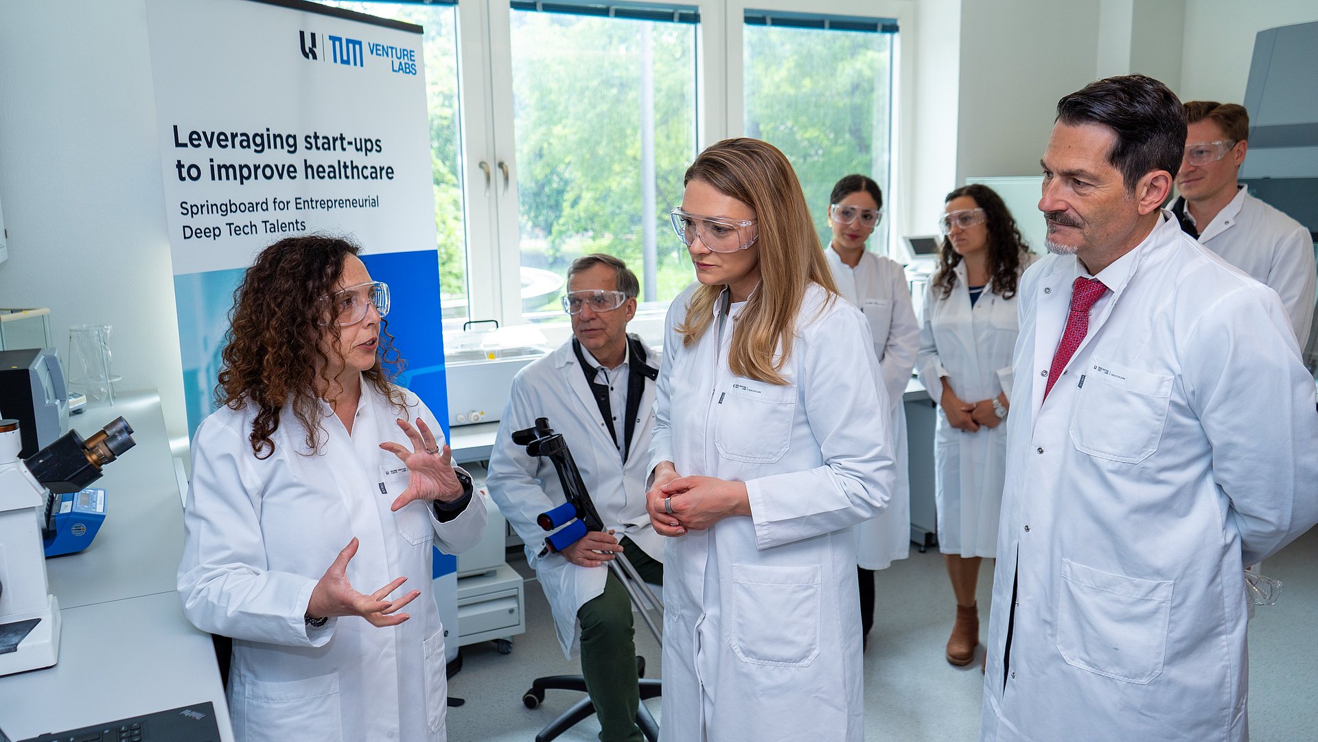 Gesundheitsministerin Judith Gerlach (Mitte) und TUM-Präsident Thomas F. Hofmann besuchen das TUM Venture Lab Healthcare. Gesundheitsministerin Judith Gerlach (Mitte) und TUM-Präsident Thomas F. Hofmann besuchen das TUM Venture Lab Healthcare.