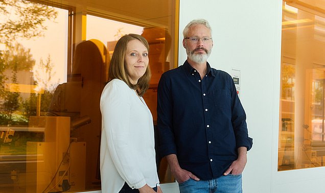 Johanna Eichhorn und Ian Sharp vor einer Wand mit orangefarbenen Scheiben