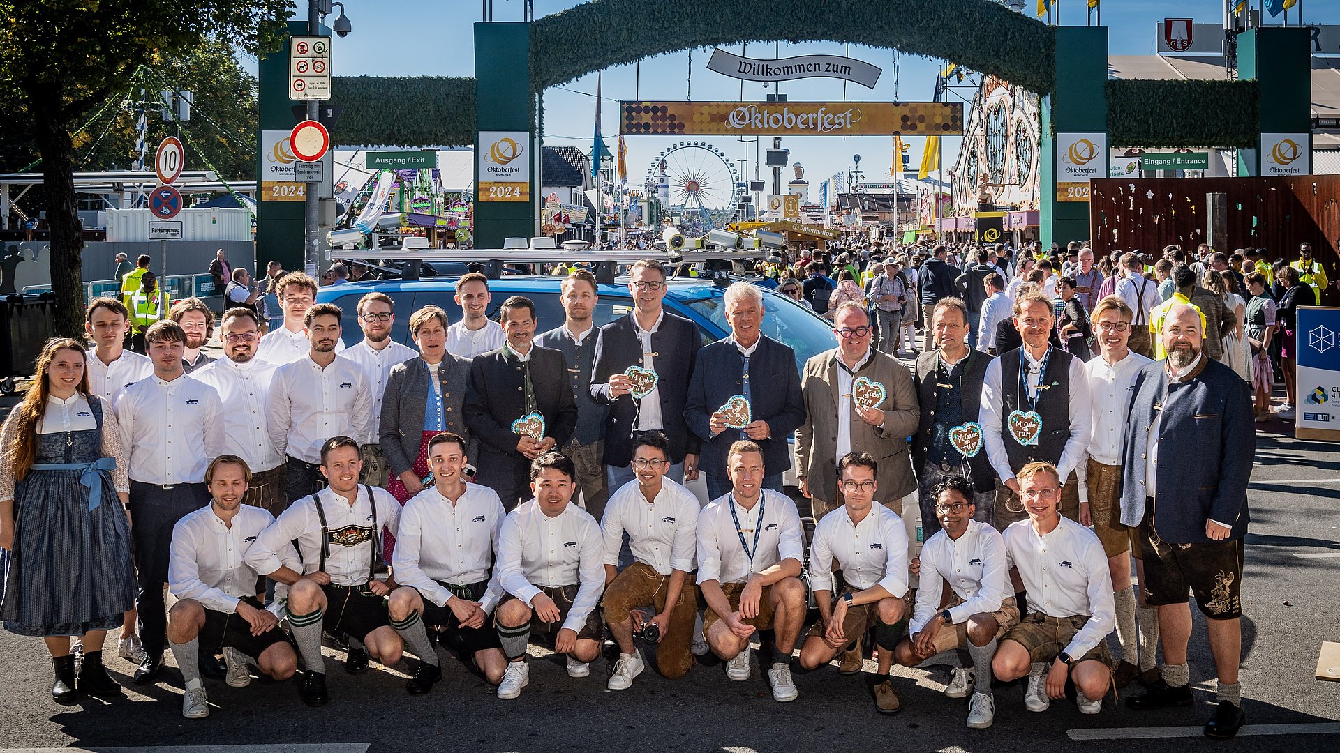 Das gesamte Team posiert vor dem Wiesn Shuttle vor dem Oktoberfest