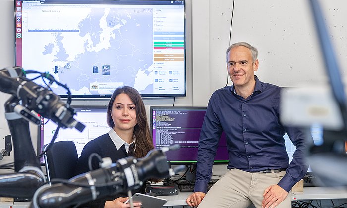 Prof. Dr. Wolfgang Kellerer in a laboratory in which the research group is investigating innovative processes for the mobile communication of the future for industrial robotics applications.