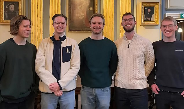 Gruppenfoto der fünf Gründer von wahl.chat Sebastian Maier, Anton Wyrowski, Michel Schimpf, Robin Frasch und Roman Mayr, in einem repräsentativen Raum vor goldenen Säulen und Gemälden an den Wänden stehend