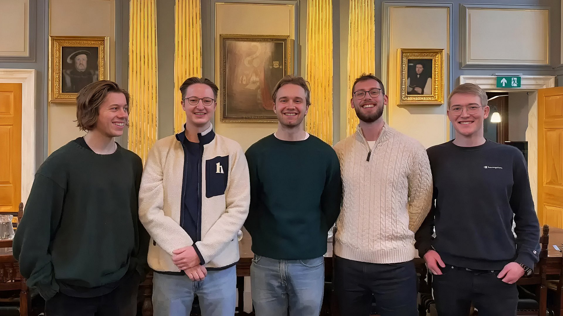 Gruppenfoto der fünf Gründer von wahl.chat Sebastian Maier, Anton Wyrowski, Michel Schimpf, Robin Frasch und Roman Mayr, in einem repräsentativen Raum vor goldenen Säulen und Gemälden an den Wänden stehend