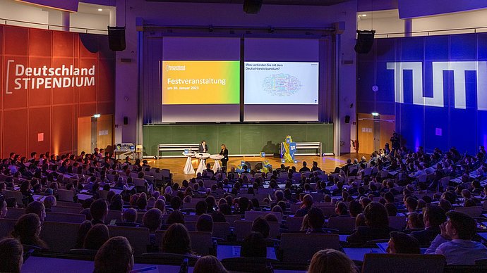 Blick in den Hörsaal am Campus Garching, in dem die Festveranstaltung des Deutschlandstipendiums der TU München im Januar 2023 stattfand
