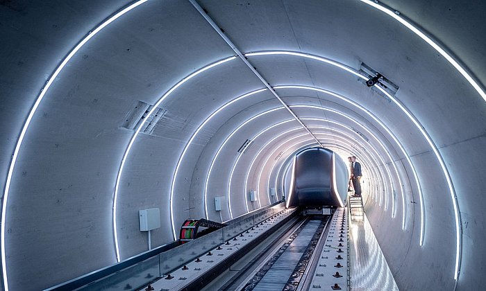 Blick in den Tunnel des Teströhrenabschnitts für den Hyperloop.