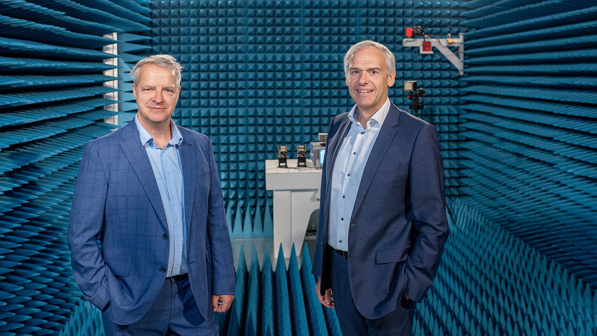 Prof Dr Holger Boche, head of the 6G-life initiative and Prof Dr Wolfang Kellerer, head of the 6G Future Lab Bavaria in the sound-insulated laboratory