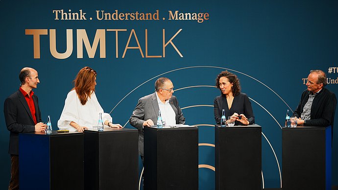 Prof. Daniel Cremers, Christine Steger, Prof. Helmut Krcmar, Nicole Büttner und Dr. Gerald Karch (v.l.) diskutieren beim TUM Talk. 