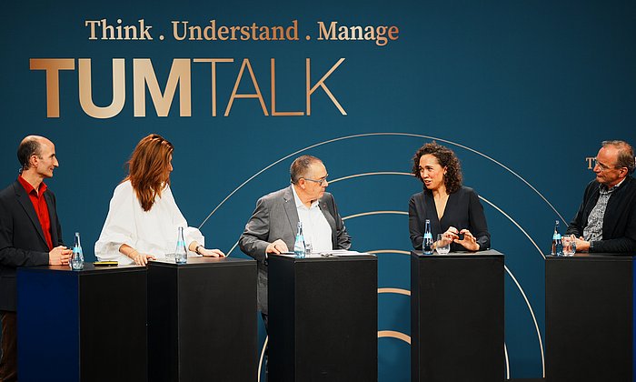 Prof. Daniel Cremers, Christine Steger, Prof. Helmut Krcmar, Nicole Büttner und Dr. Gerald Karch (v.l.) diskutieren beim TUM Talk. 