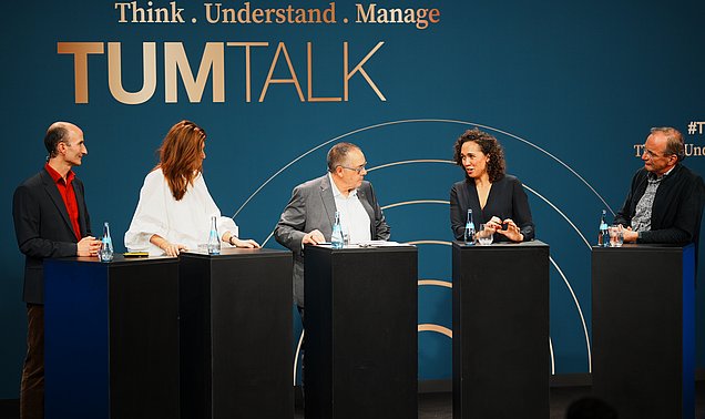 Prof. Daniel Cremers, Christine Steger, Helmut Krcmar, Nicole Büttner und Dr. Gerald Karch diskutieren beim TUM Talk.