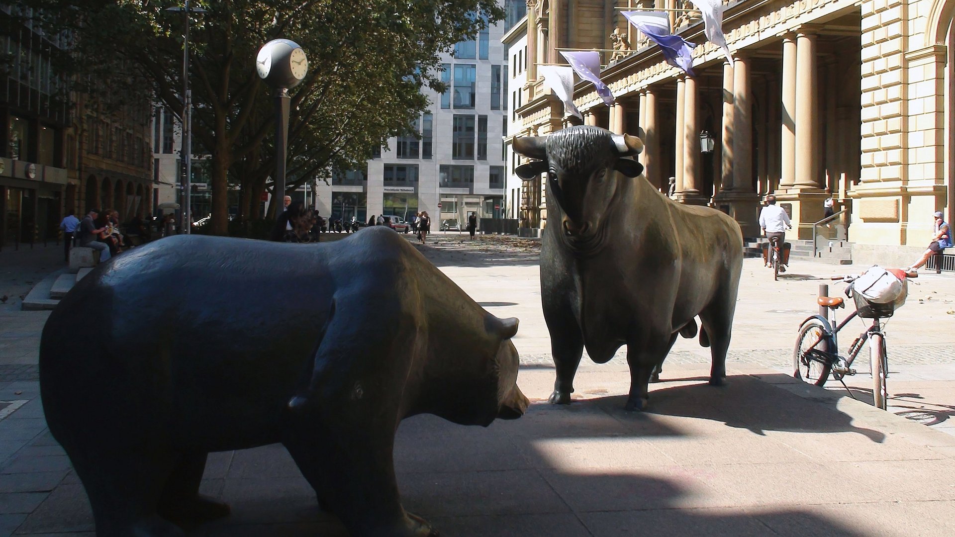 Sculpture Bull and Bear by Reinhard Dachlauer in front of the Frankfurt stock exchange.