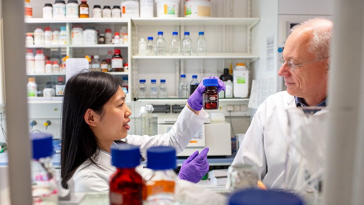 Prof. Bernhard Küster and a member of staff in the lab