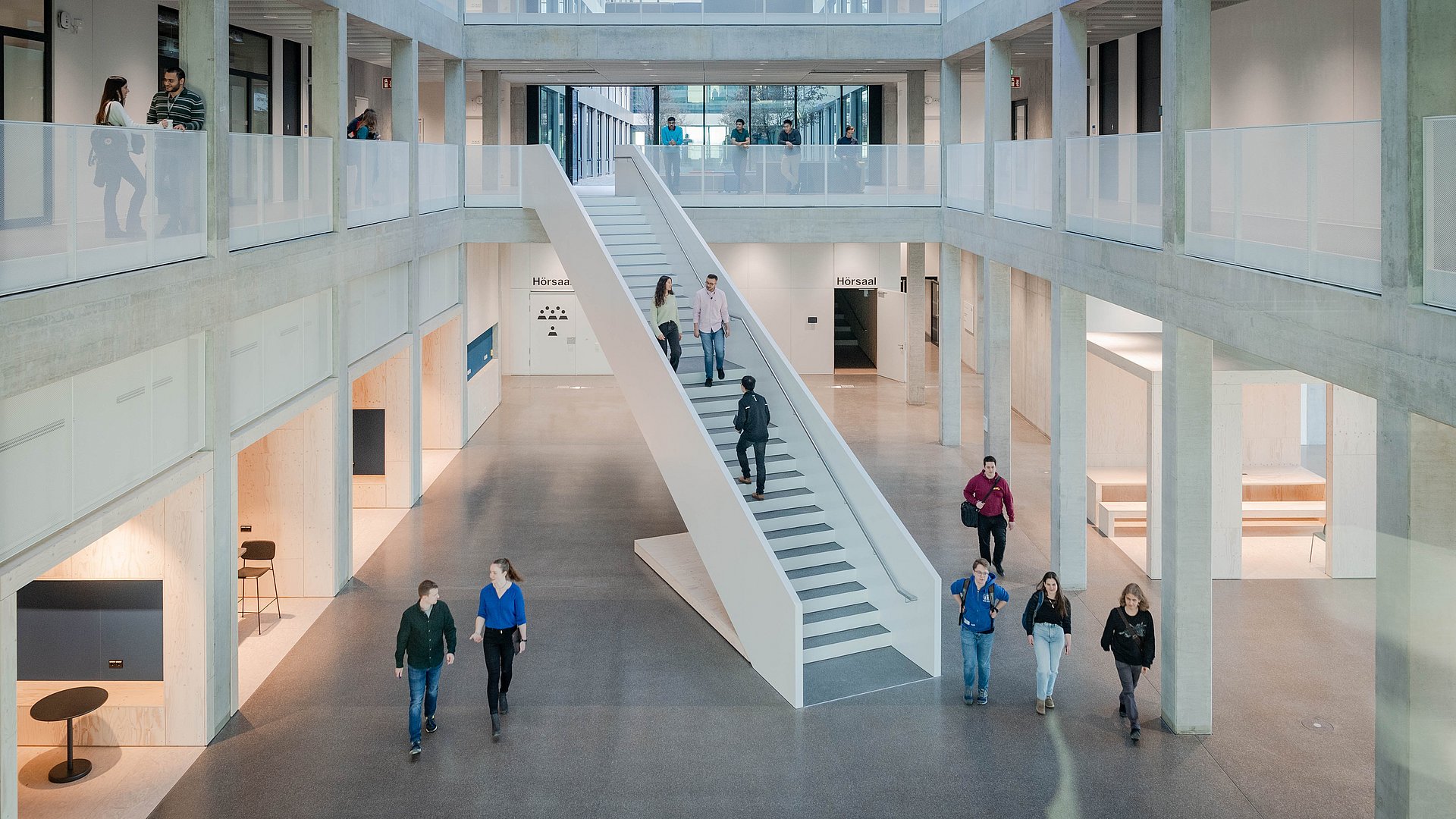 Studierende gehen durch die Halle im Neubau der Fakultät für Elektrotechnik und Informationstechnik der TUM am Campus Garching (Bild: Andreas Heddergott / TUM).