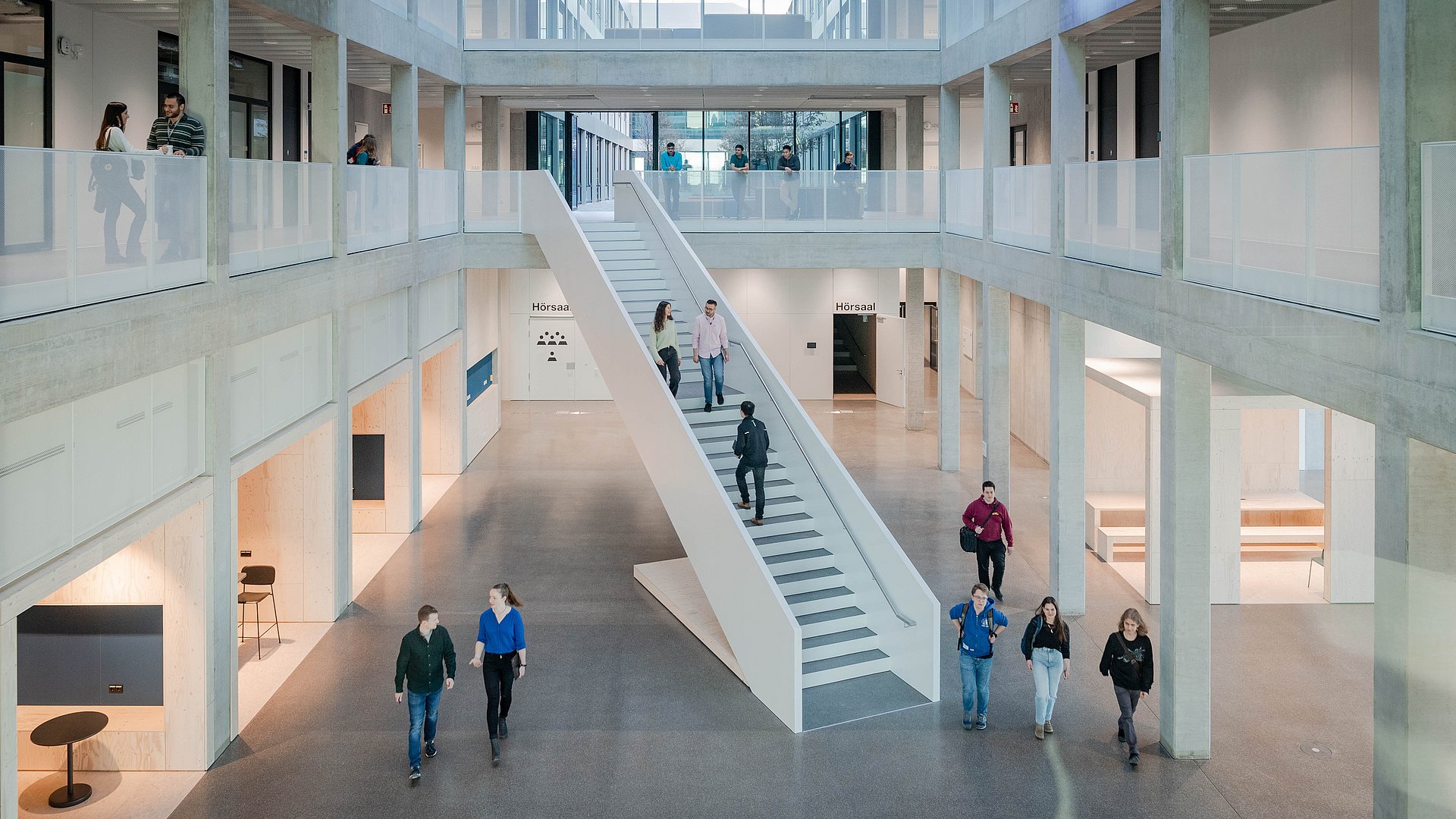 Students walking through the entrance hall of the newly finished building for the TUM Department of Electrical and Computer Engineering on the Garching campus (Image: Andreas Heddergott / TUM).