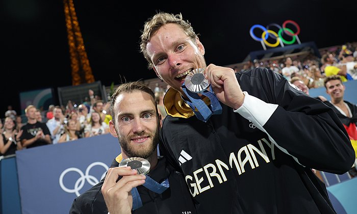 Clemens Wickler and Nils Ehlers with the silver medal.