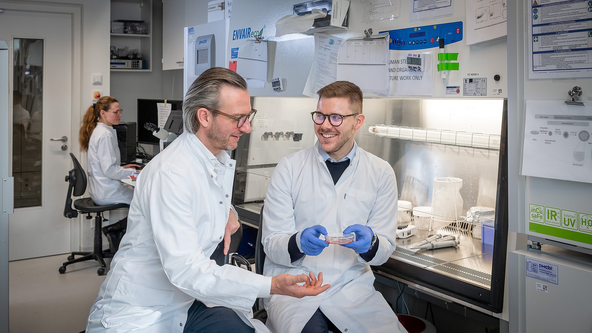 Prof. Maximilian Reichert (left) und Doktorand Aris Papargyriou im Labor. Sie haben erstmals Organoide entwickelt, welche im Labor die vielfältigen Strukturen und Eigenschaften von Bauchspeicheldrüsenkrebs im Körper nachbilden.