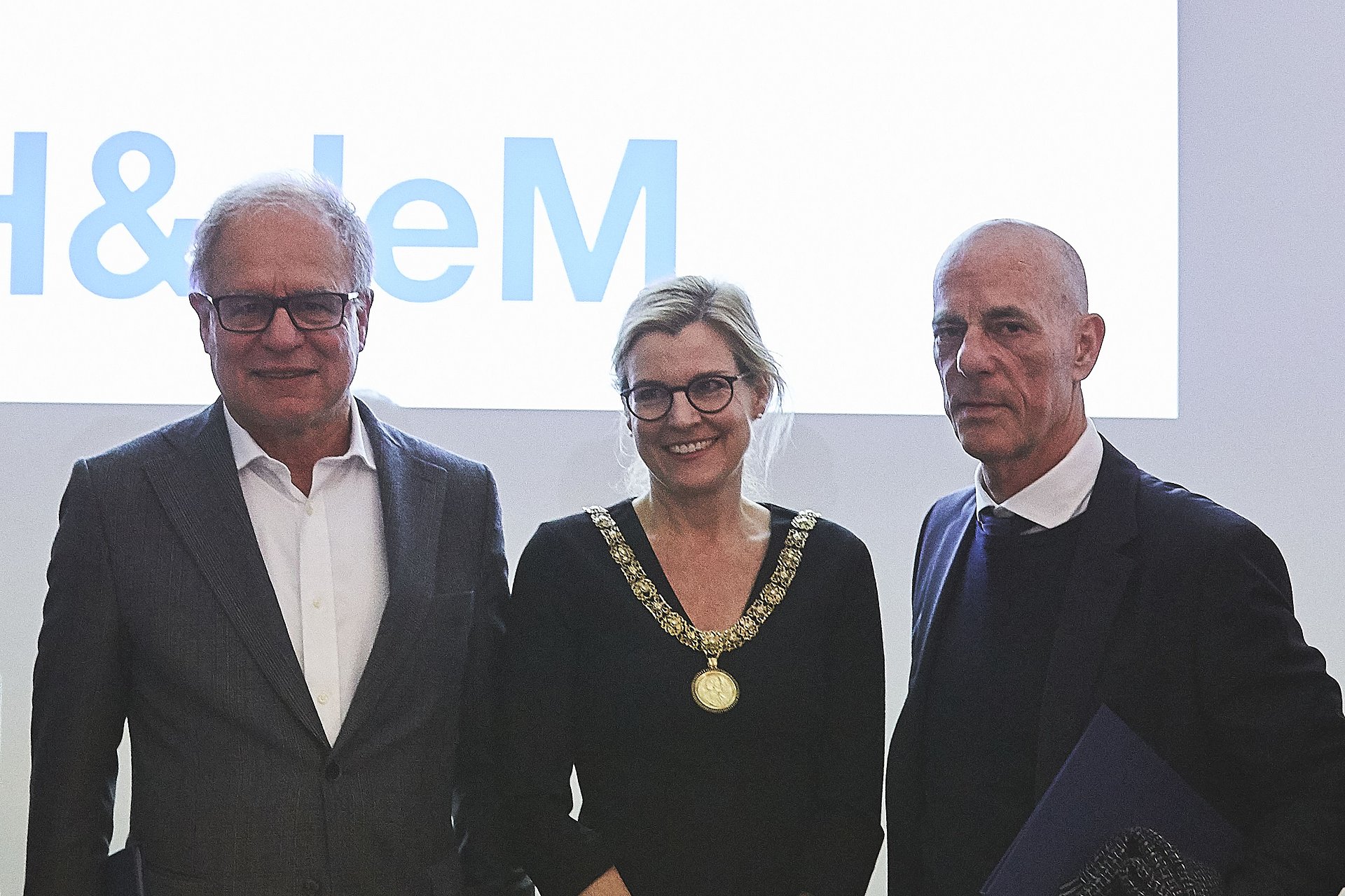 Pierre de Meuron, TUM-Vizepräsidentin Juliane Winkelmann und Jacques Herzog (v.l.n.r.). (Foto: Matthias Kestel / TUM)