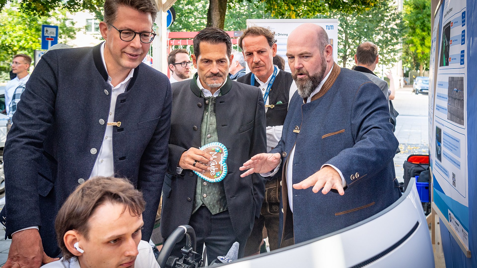 Wissenschaftsminister Markus Blume (l.) und TUM Präsident Prof. Thomas F. Hofmann verfolgen das Shuttle über den Kontrollstand