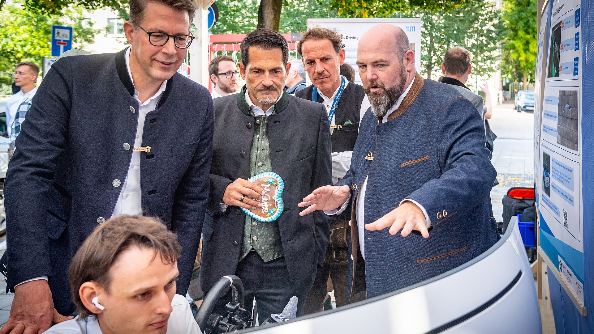 Science Minister Markus Blume (l.) and TUM President Prof. Thomas F. Hofmann follow the shuttle from the control station