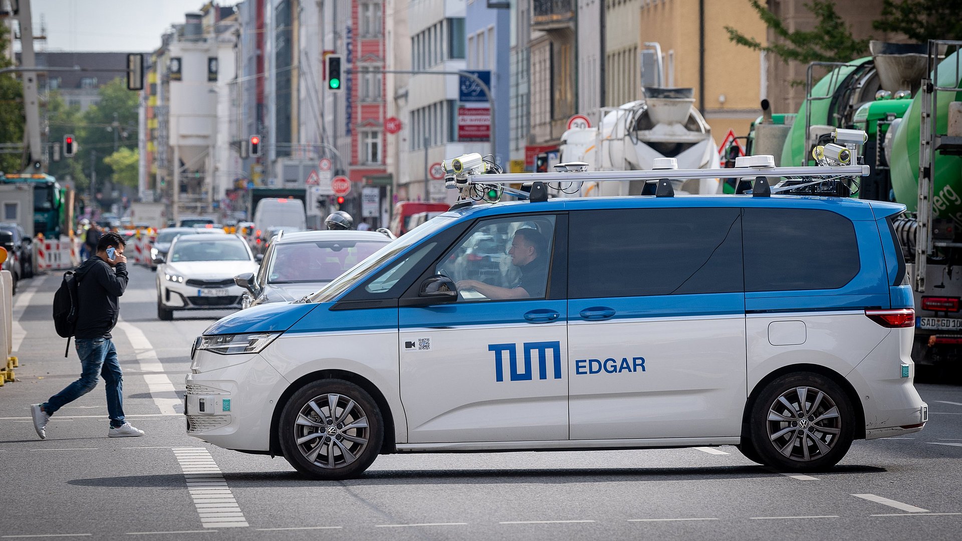 Wiesn Shuttle fährt durch dichten Münchner Straßenverkehr