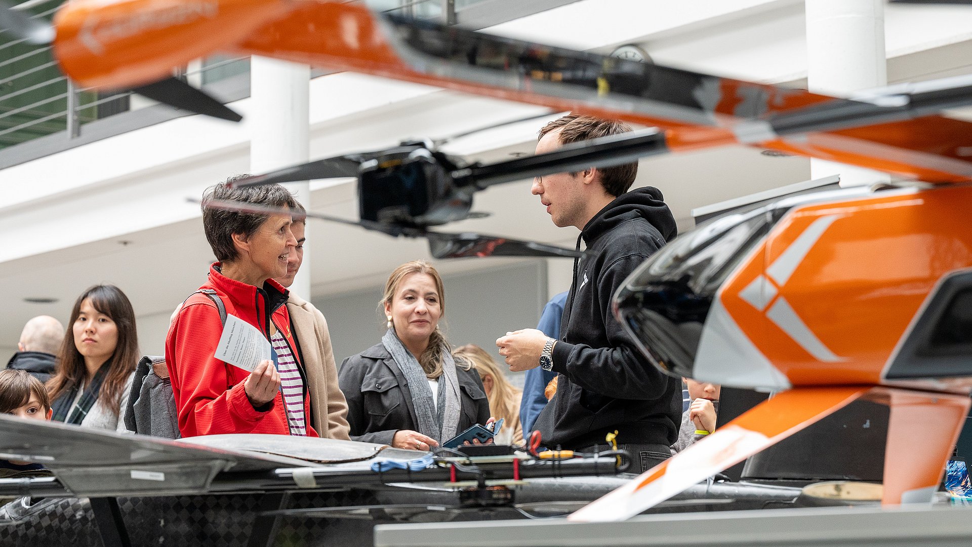 Studentische Initiativen zeigten selbst entwickelte und gebaute Segelschiffe, Drohnen, autonome Modellfahrzeuge und viele weitere Projekte.