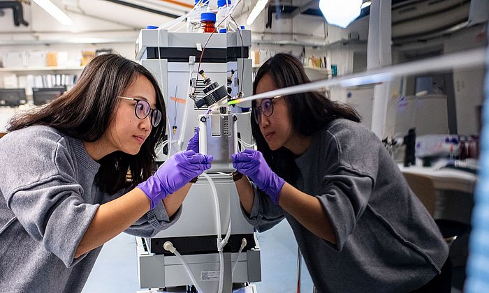 Eine Studierende bei der Arbeit am Massenspektrometer