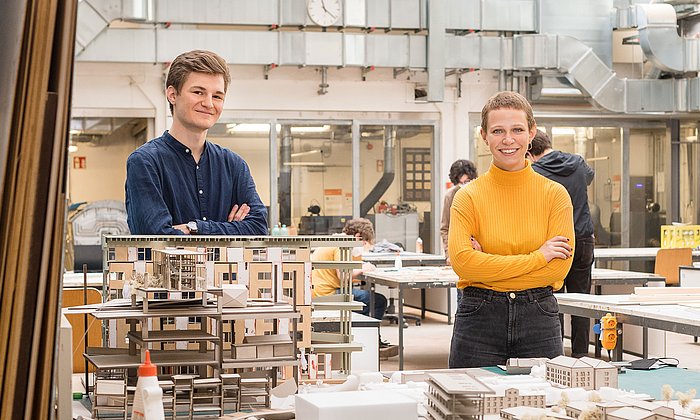 Gerade in der Architektur fällt viel Abfall an: die TUM-SMichelle Hagenauer und Jakob Ohlenmacher von der AG Nachhaltigkeit