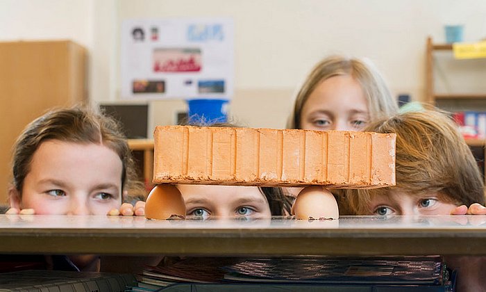 Kinder bei einem Ferienprogramm