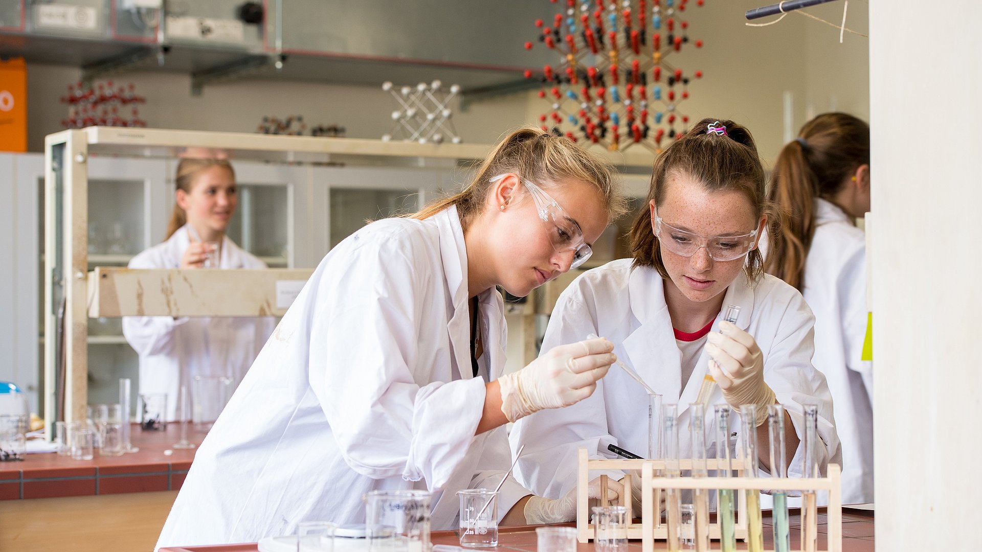 Schülerinnen experimentieren im Labor des Schülerforschungszentrums Berchtesgadener Land.