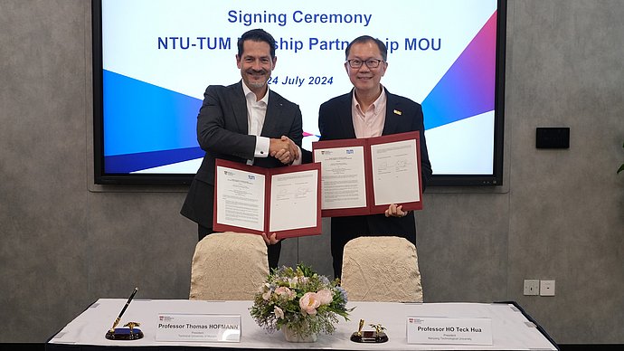 TUM President Prof. Thomas F. Hofmann (left) and NTU President Prof. Ho Teck Hua agree on the flagship partnership in Singapore. 