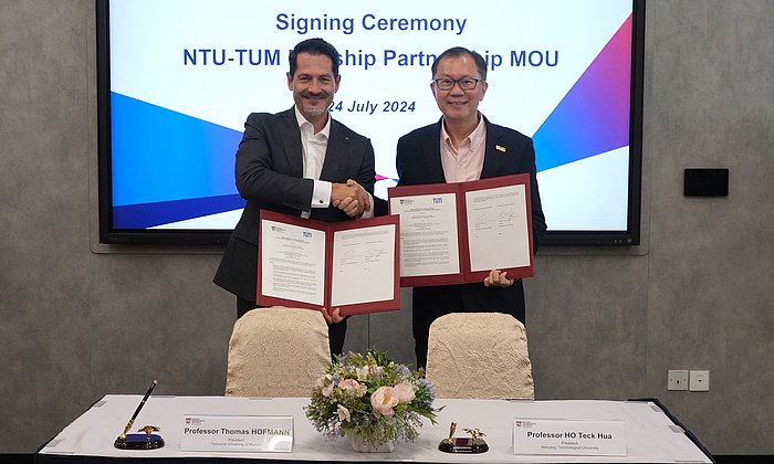 TUM-Präsident Prof. Thomas F. Hofmann (l.) und NTU-Präsident Prof. Ho Teck Hua vereinbaren die Flaggschiff-Partnerschaft in Singapur. 