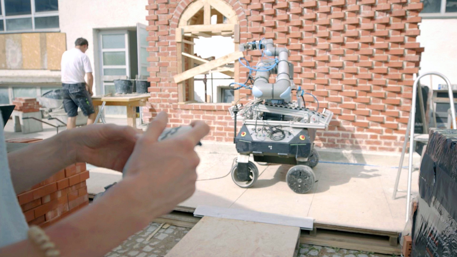Roboter sind bei dem Bau einer klimaoptimierten Wand mit dabei. Hier bei einem Workshop mit der Bauinnung München-Ebersberg.