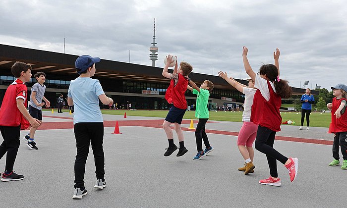 Schulkinder beim "Jugend trainiert"-Wettbewerb auf dem TUM Campus im Olympiapark
