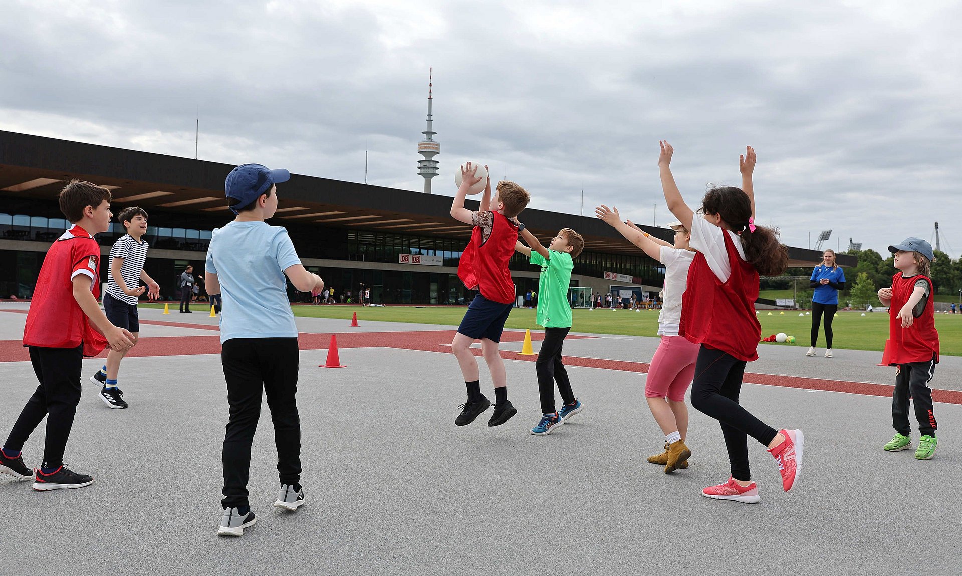Schoolchildren at the "Jugend trainiert" competition on the TUM campus in the Olympic Park 