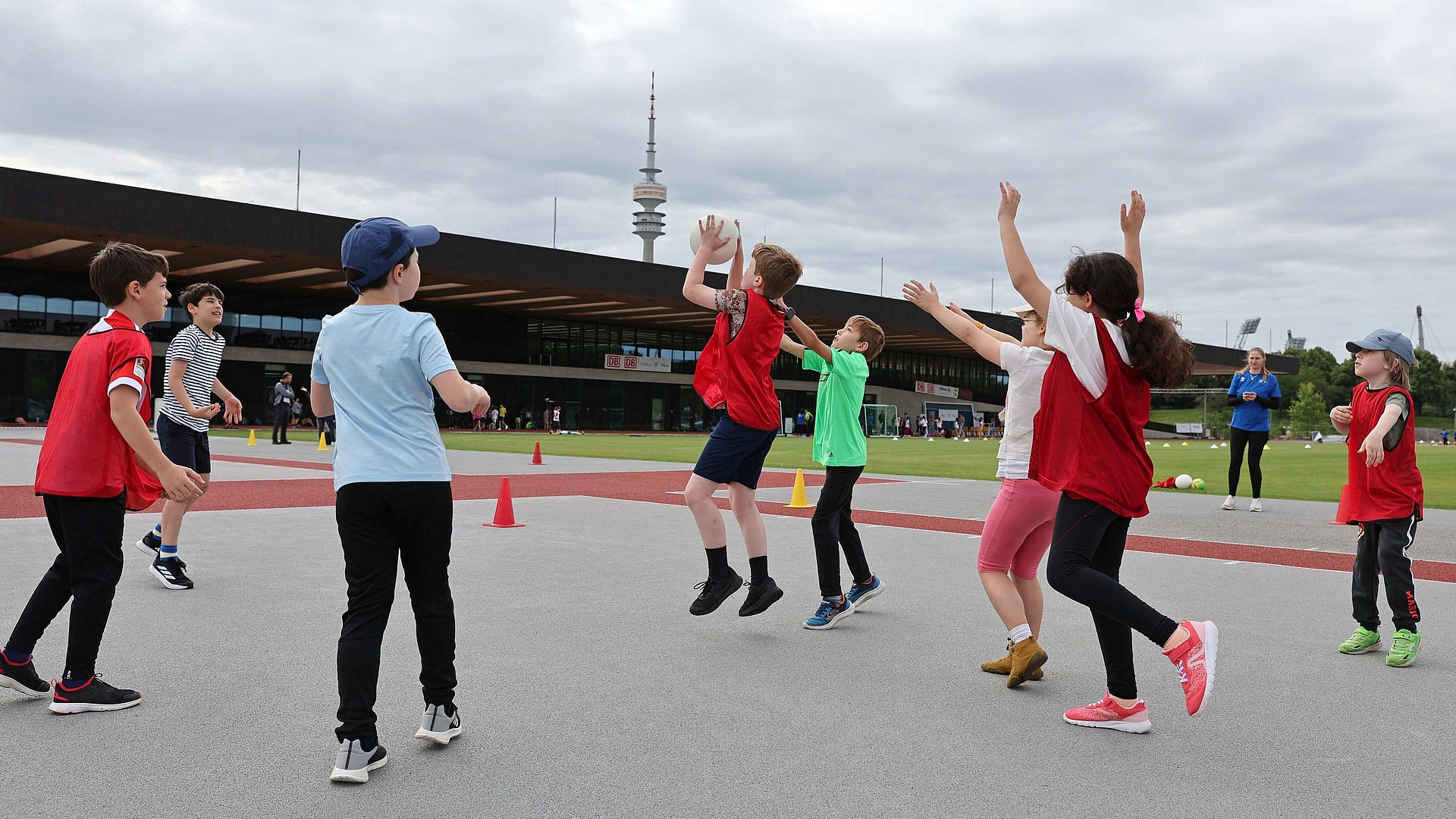 Schulkinder beim "Jugend trainiert"-Wettbewerb auf dem TUM Campus im Olympiapark