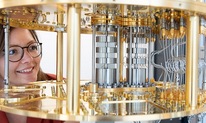 Scientist with a quantum computer at TUM School of Computation, Information and Technology.