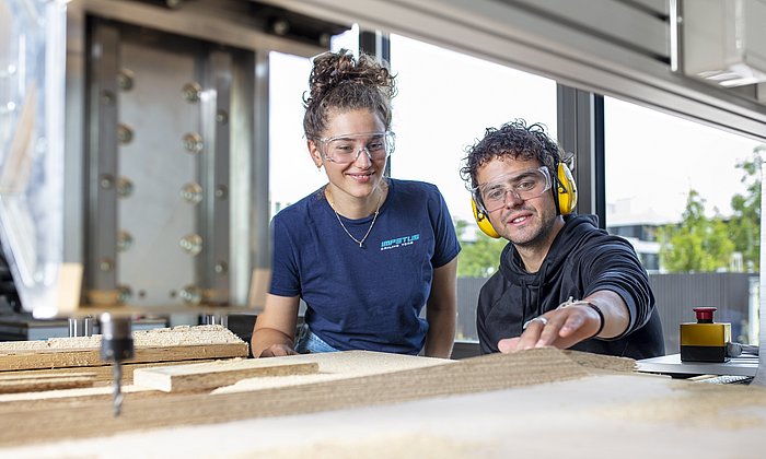 Laura Drexler (left) and Benjamin Wittmann from the Impetus student team are developing a sailing boat that is as sustainable as possible.