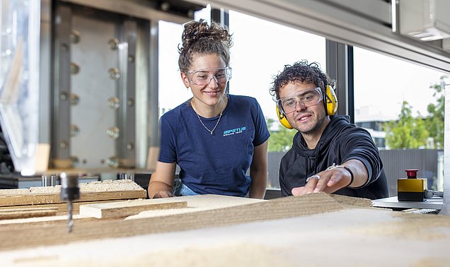 Laura Drexler (links) und Benjamin Wittmann in der Werkstatt MakerSpace